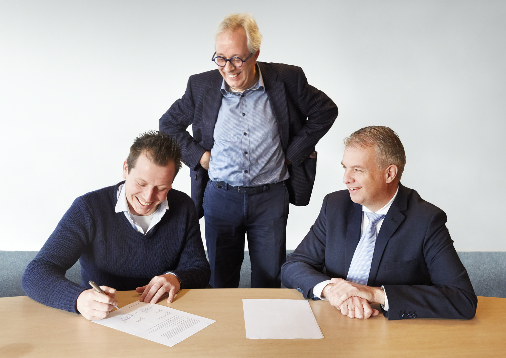 Op de foto ondertekenen v.l.n.r. Art van Heeswijk, Piet Boeye (directeur IMG) en Joop Kruit (Bestuursvoorzitter IMG) de toetreding als aandeelhouder. Bron: FranchiseFormules.NL