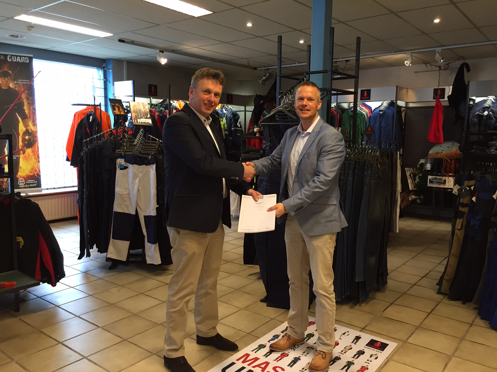 René Glashouwer (r.) en Ad Kalkman (Safety-atwork Nederland) de franchiseovereenkomst van Safety-atwork voor Friesland ondertekend. Bron: FranchiseFormules.NL