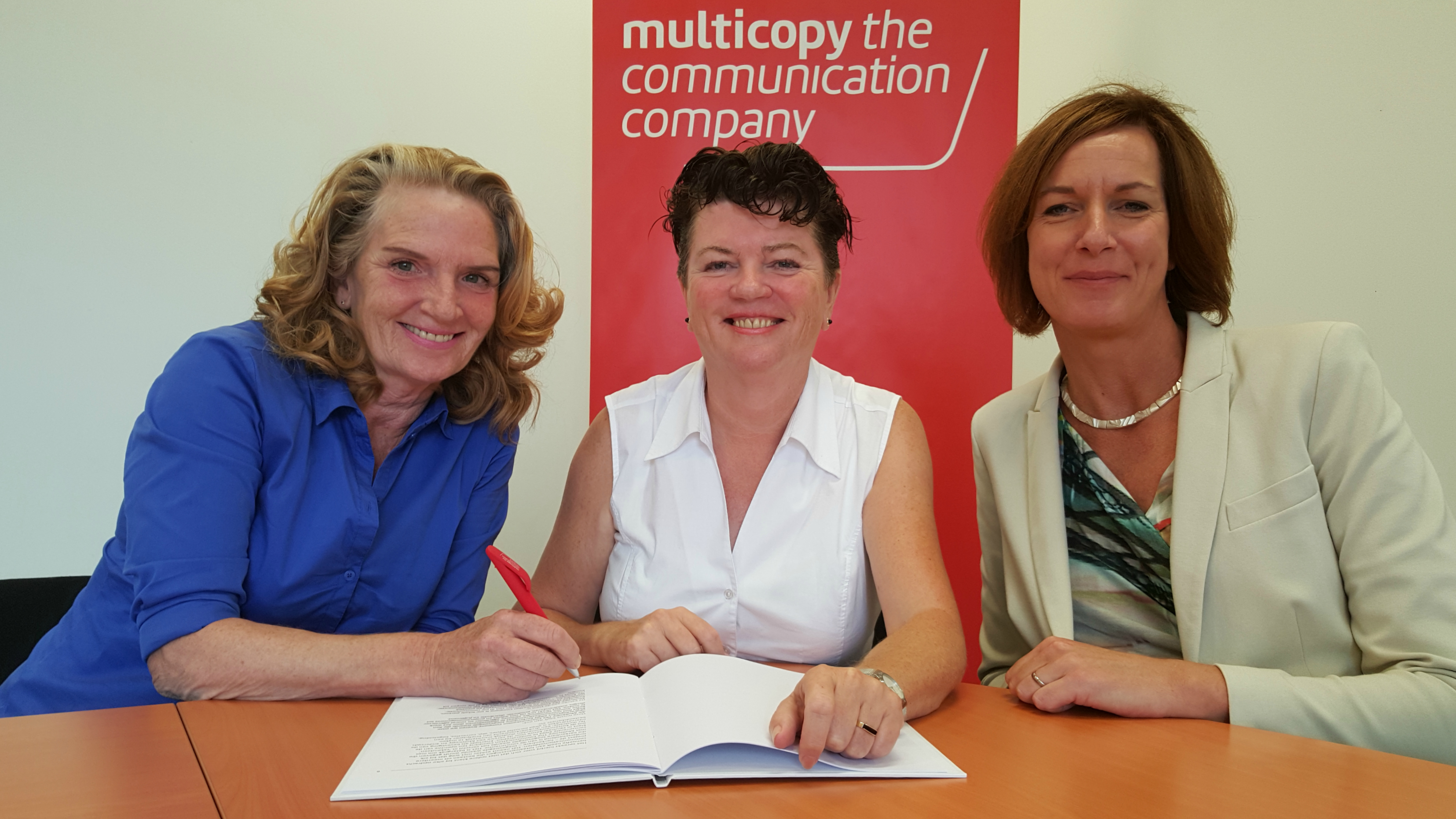Anneke van Roemburg (links) en Aina Cooke (midden) ondertekenen het franchisecontract met Annette Dales, directeur Multicopy The Communication Company. Bron: FranchiseFormules.NL