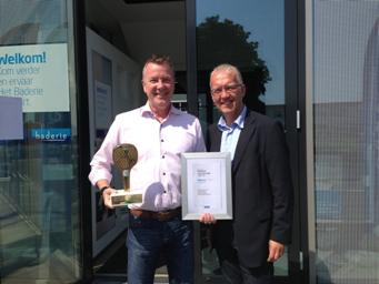 Ron van Dijk vol trots met de oorkonde en trofee voor Baderie van het jaar 2012/2013. 