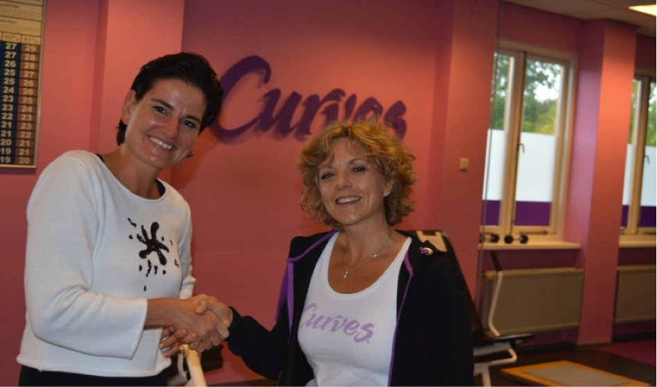 Wisseling van de wacht bij Curves Ridderkerk. Sylvia van Driel (R) heeft de fitnessclub voor vrouwen overgenomen van Annemieke Lips. Bron: FranchiseFormules.NL