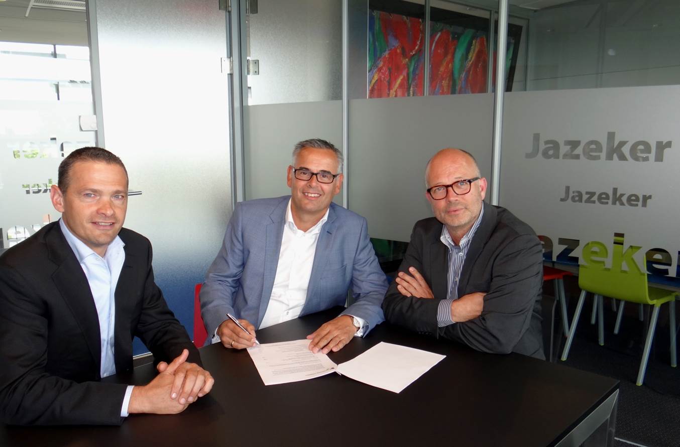 Op de foto: Carlo van Rienen (directeur Franchise Connect, links) Kees Seip (directeur DeHypotheker, midden) en Guus de Jongh (directeur Franchise Connect, rechts). Bron: FranchiseFormules.NL
