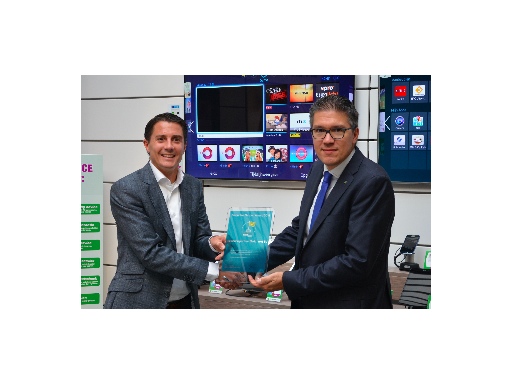 Op woensdag 27 augustus 2014 ontving Tom Rietbergen, financieel directeur van ElectronicPartner, de Graydon Financieel Gezond Award 2014 uit handen van Bobby Schuitemaker, field sales manager van Graydon. Bron: FranchiseFormules.NL
