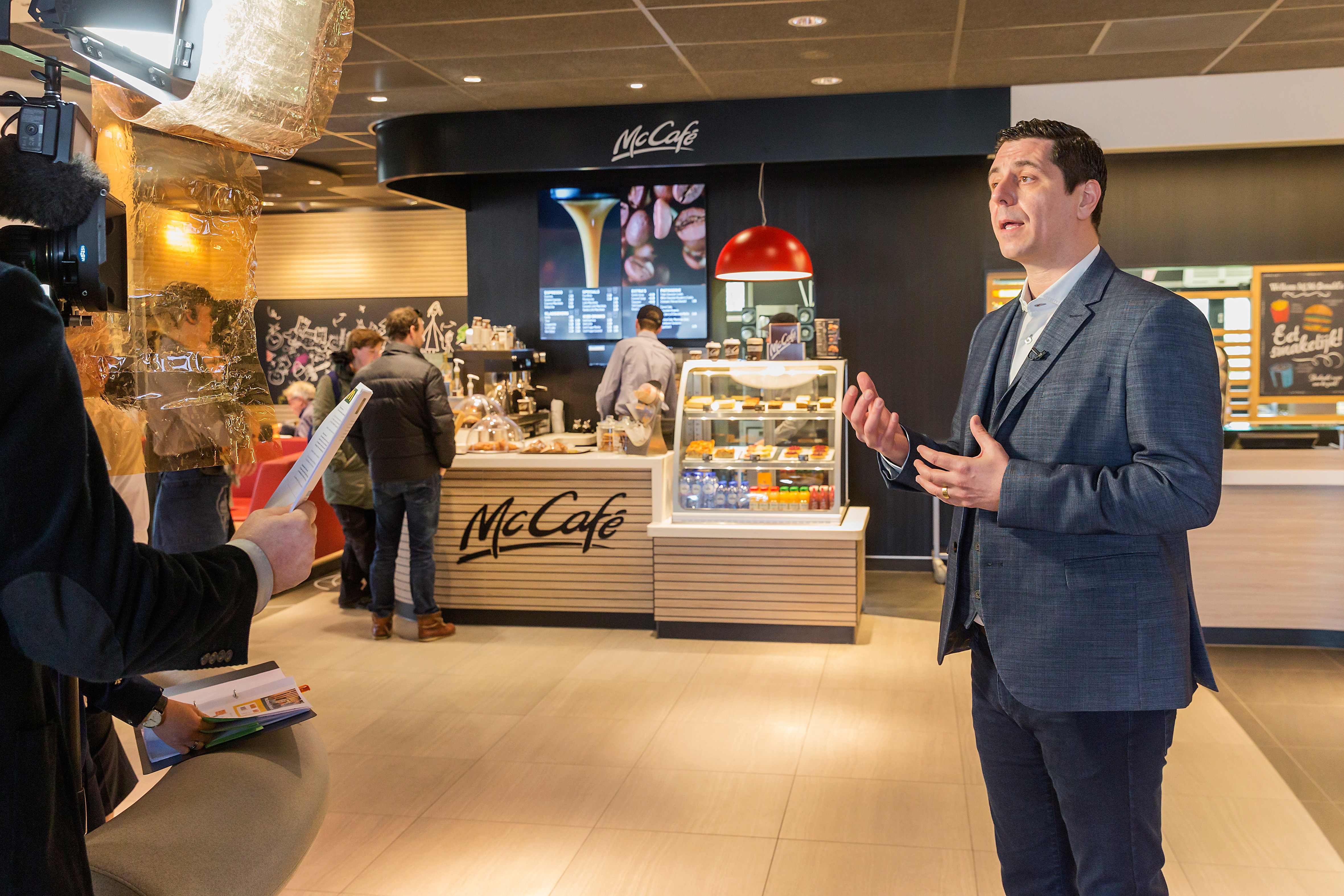 Algemeen Directeur van McDonald's Nederland Manu Steijaert in gesprek met media. Bron: FranchiseFormules.NL