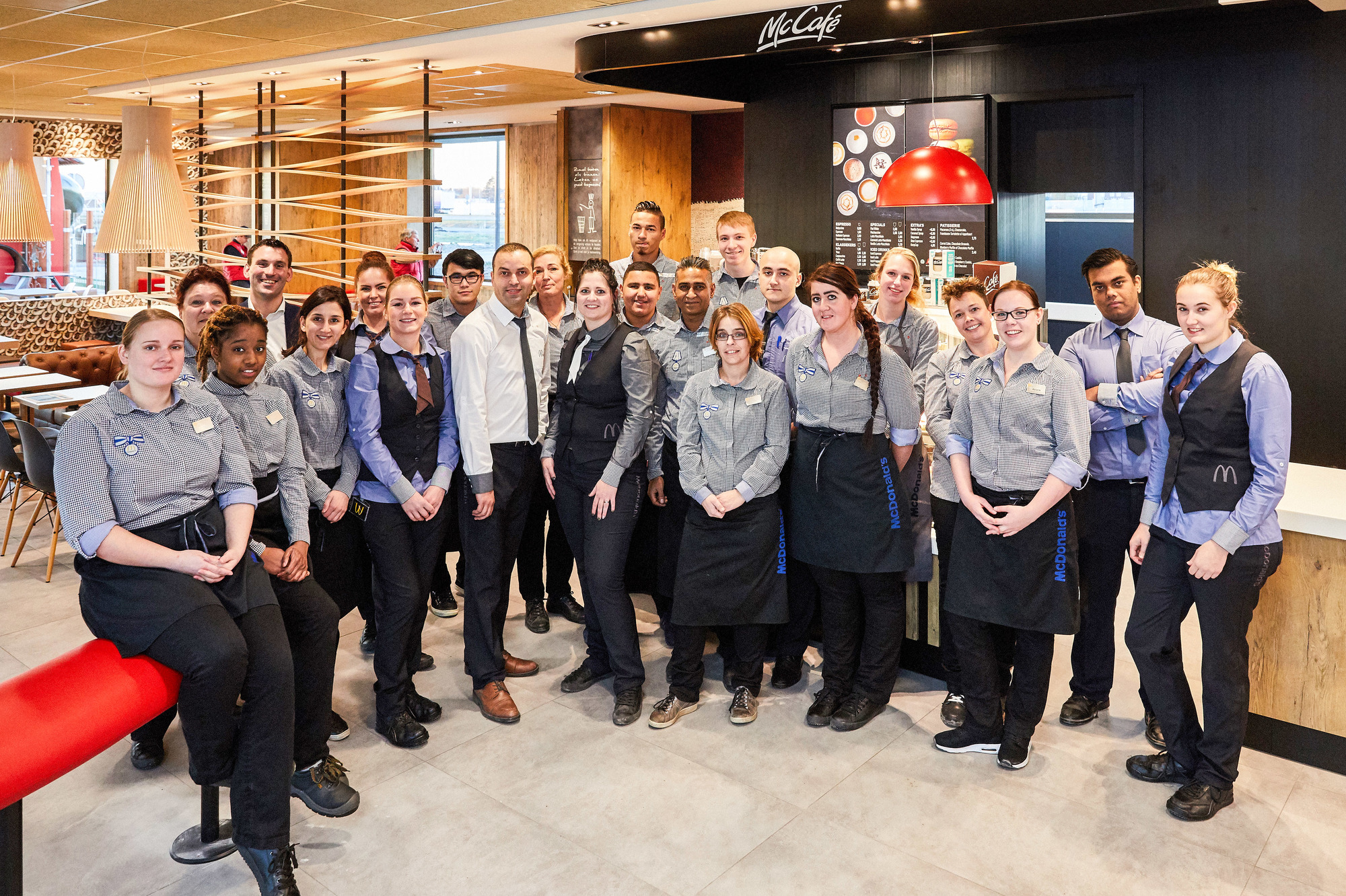 De Crew van McDonald’s restaurant Maasdijk voor het 10e McCafé in ons land. Bron: FranchiseFormules.NL 