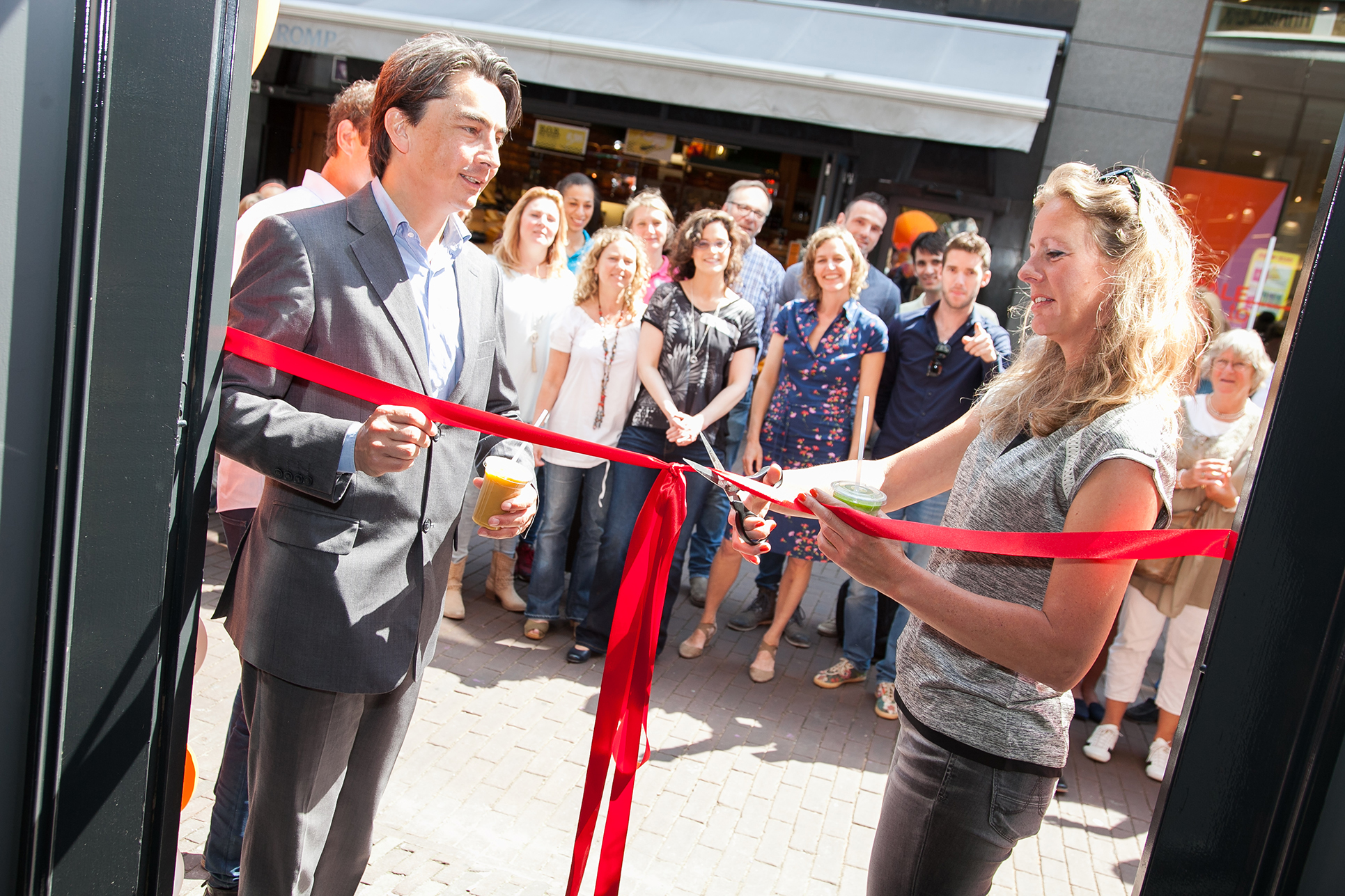Olympisch kampioene Kirsten van der Kolk heeft deze week feestelijk de nieuwste Vitaminstore geopend in de Barteljorisstraat in Haarlem. Bron: FranchiseFormules.NL