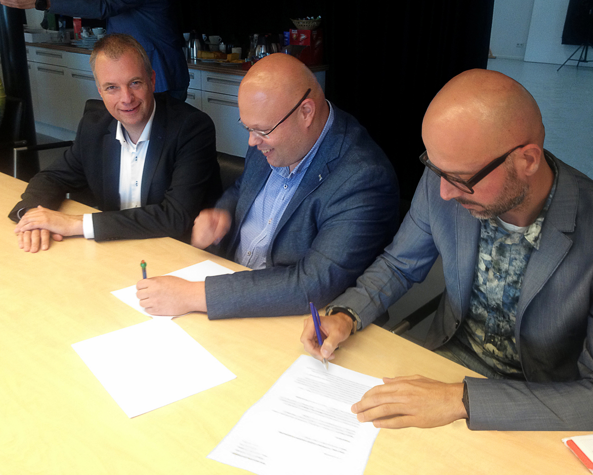 De handtekeningen onder de samenwerking met IMG werden gezet door Hermen Bouman (Woonboulevard Poortvliet) en Harold de Groot (De Groot Wonen, Apeldoorn). 
