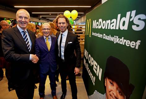 V.l.n.r.: McDonald’s Nederland Algemeen Directeur Jo Sempels, stadsdeelbestuurder Amsterdam Zuidoost Emile Jaensch en Franchisenemer Robbert-Jan Somers. Bron: FranchiseFormules.NL