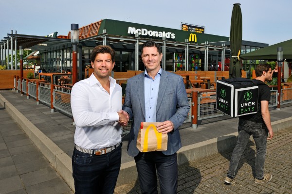 Manu Steijaert, Algemeen Directeur McDonald's Nederland (rechts) en Marco Knitel, General Manager van UberEATS Nederland (links). Bron: FranchiseFormules.NL