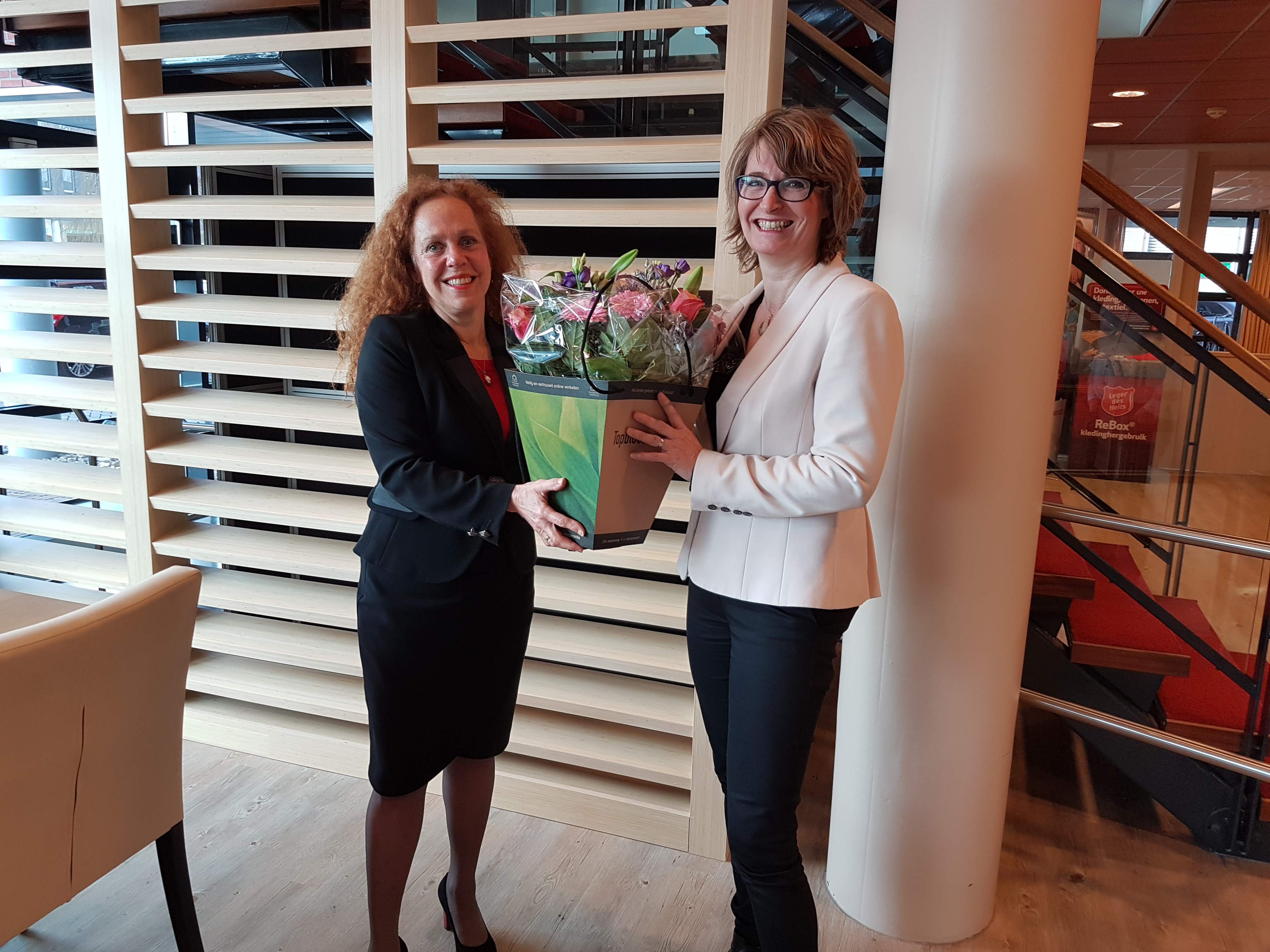 Nieuwe franchisenemer Marlies Schoneveld wordt verwelkomd door Sabrina Franken, directeur Uitvaartzorg. Bron: FranchiseFormules.NL