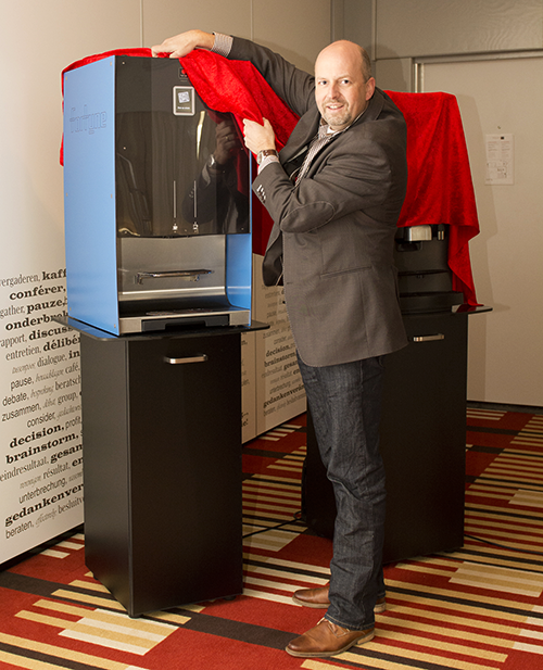 Ton van der Tang, algemeen directeur Fortune Coffee, heeft twee nieuwe automaten uit de eigen Passio-lijn onthult. De Passio XL en de Passio F. Bron: FranchiseFormules.NL