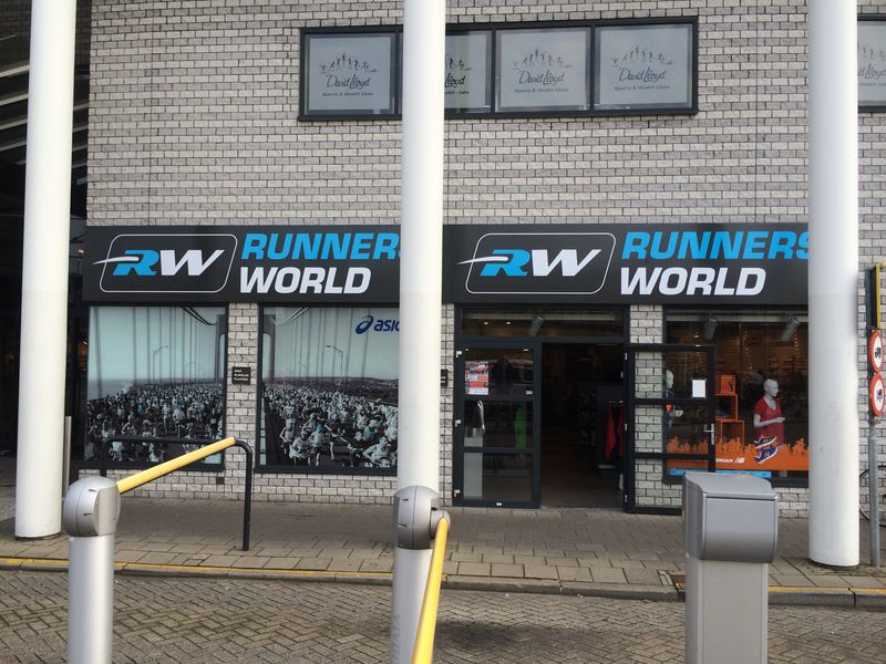 Runnersworld opent tweehonderd vierkante meter grote winkel aan de Korte Parallelweg 169 (Maasplaza)  in Dordrecht