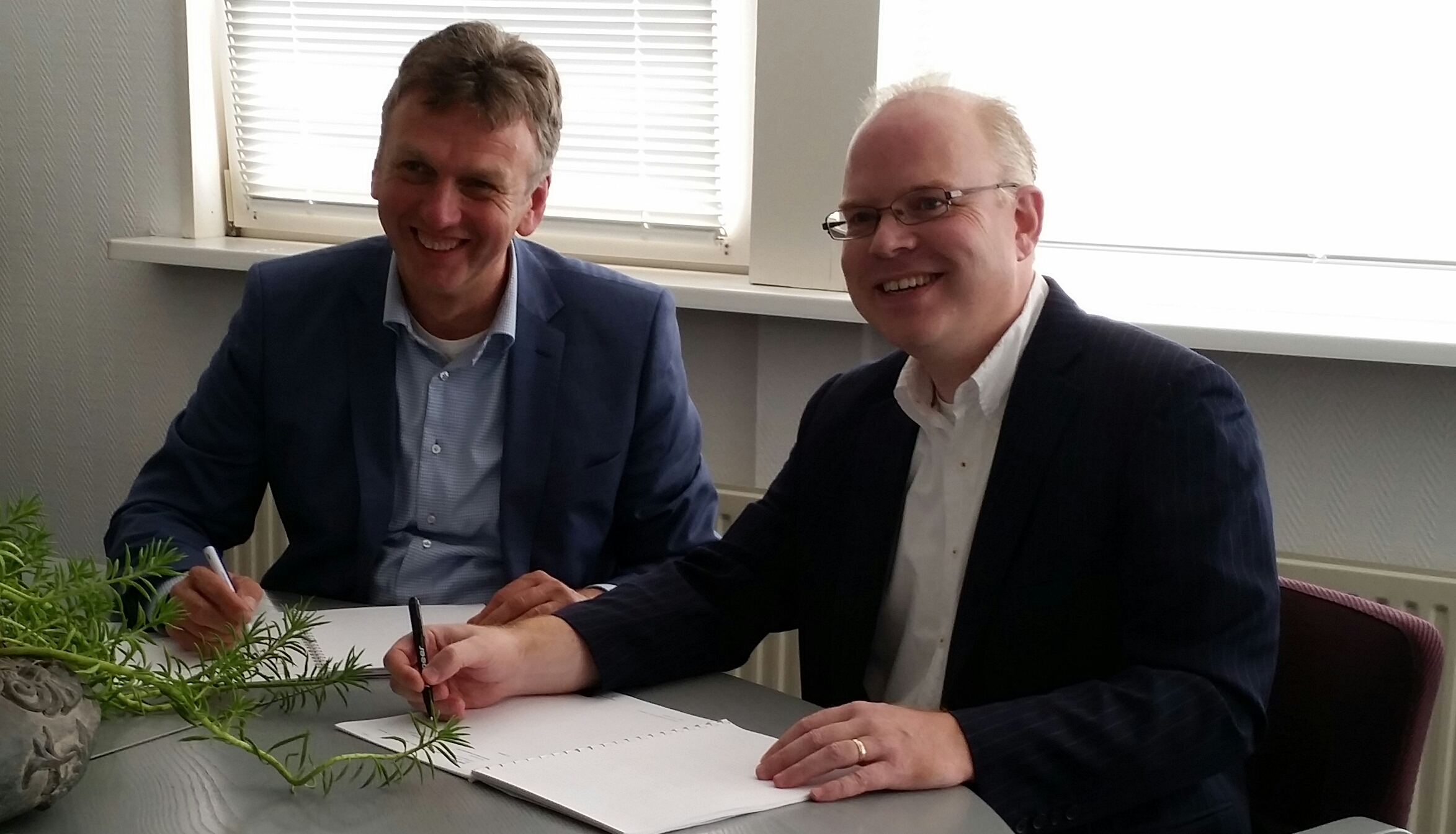 Franchisenemer Erwin van Rooij (r) tekent zijn franchiseovereenkomst voor Safety-atwork Tiel-Nijmegen. Links op de foto franchisegever Ad Kalkman. Bron: FranchiseFormules.NL