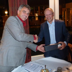 Antonio Stroes (links) van FFC en Ruud van Erp van Délifrance tekenen het contract.