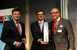 Harm Nieboer en Luc van Bussel van Profile Tyrecenter ontvangen de trofee uit handen van prof. dr. Jan Peter Balkenende