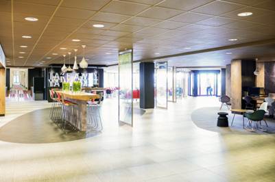 De vernieuwde lobby van ibis Amsterdam Airport, het grootste hotel van de Benelux. Bron: FranchiseFormules.NL