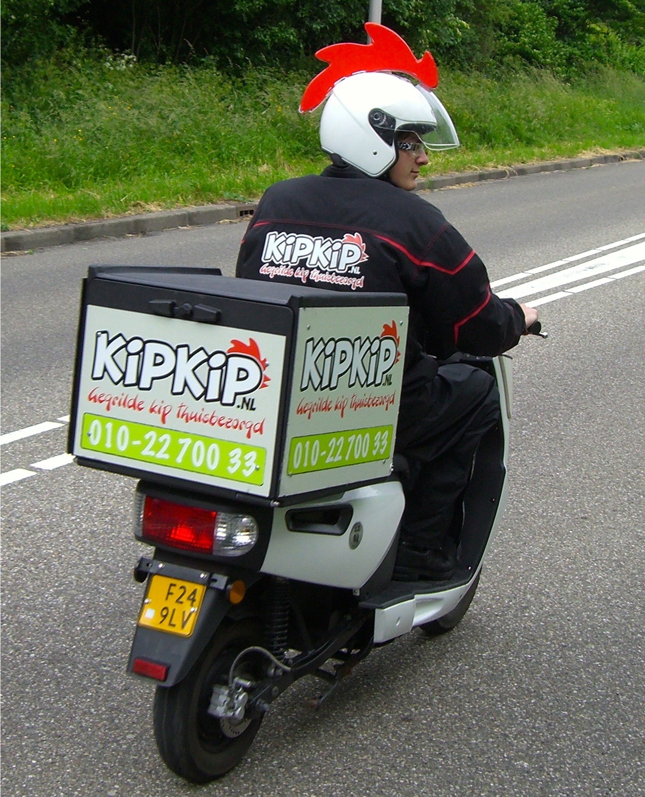 De bezorgers van KipKip.nl zijn niet te missen met hun grappige helmen met rode hanenkam (bron: FranchiseFormules.NL)