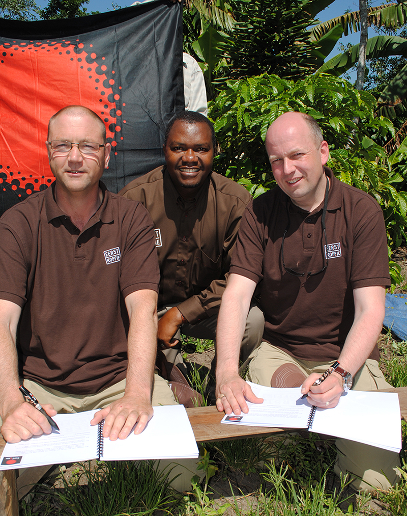 Fortune hot drinks in Oeganda. Links Jan Veenbrink van Fortune Wageningen, rechts algemeen directeur van Fortune, Ton van der Tang