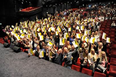 264 McDonald’s medewerkers ontvangen juichend hun erkende mbo-diploma  